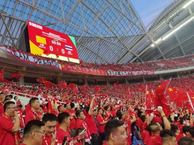 沈阳球迷向佩兰赠送“航母” 望国足从福地扬帆 沈阳球迷向佩兰赠送“航母” 望国足从福地扬帆